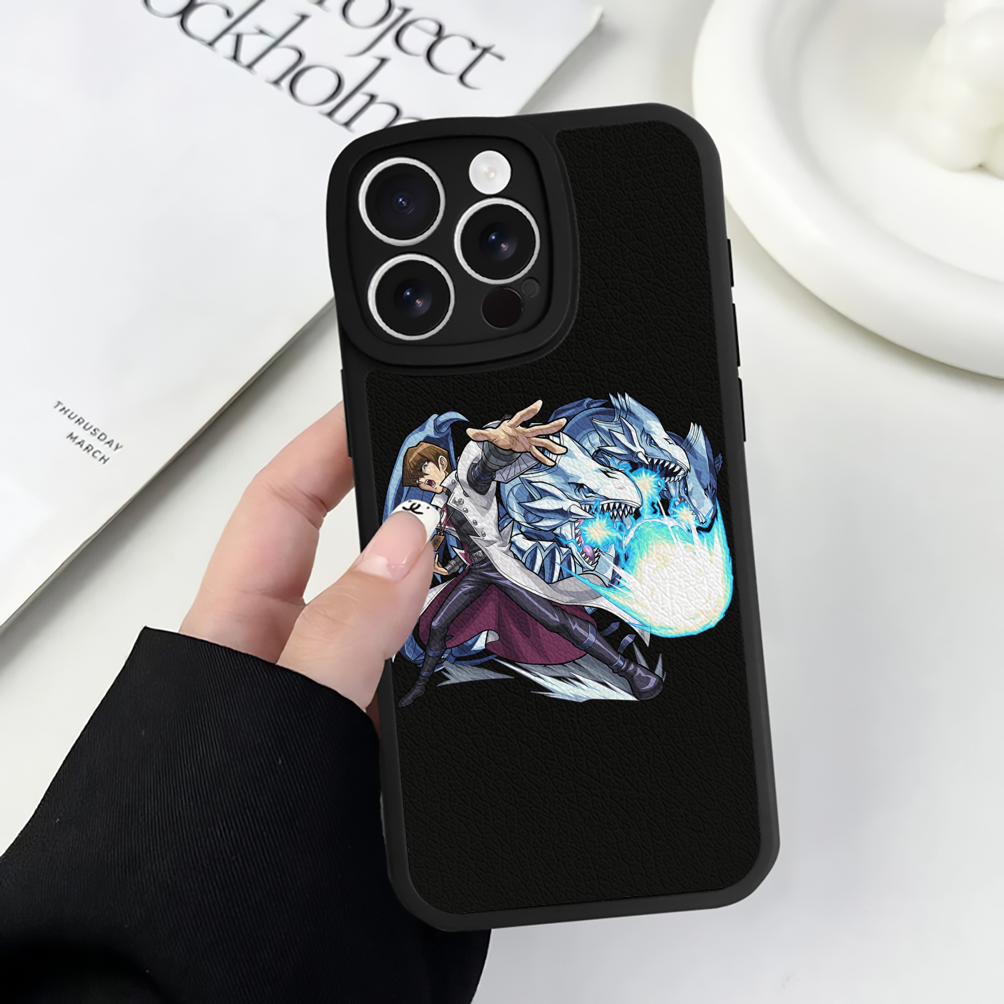 （画像用） 遊☆戯☆王 Yu-Gi-Oh! 【iPhone 16シリーズ対応】シリコンスマホケース（レザー調） 材質：シリコン